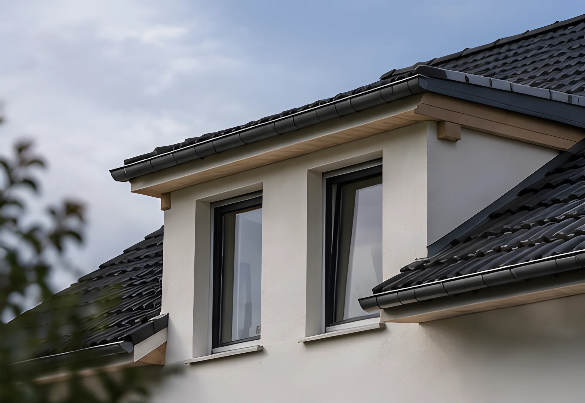 Gaube und Fensterdetail bei Tageslicht