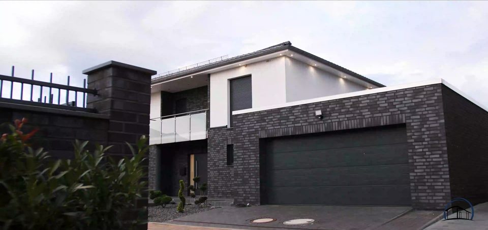 Standbild aus dem Film: fertiges Massivhaus mit Klinkerfassade und Garage