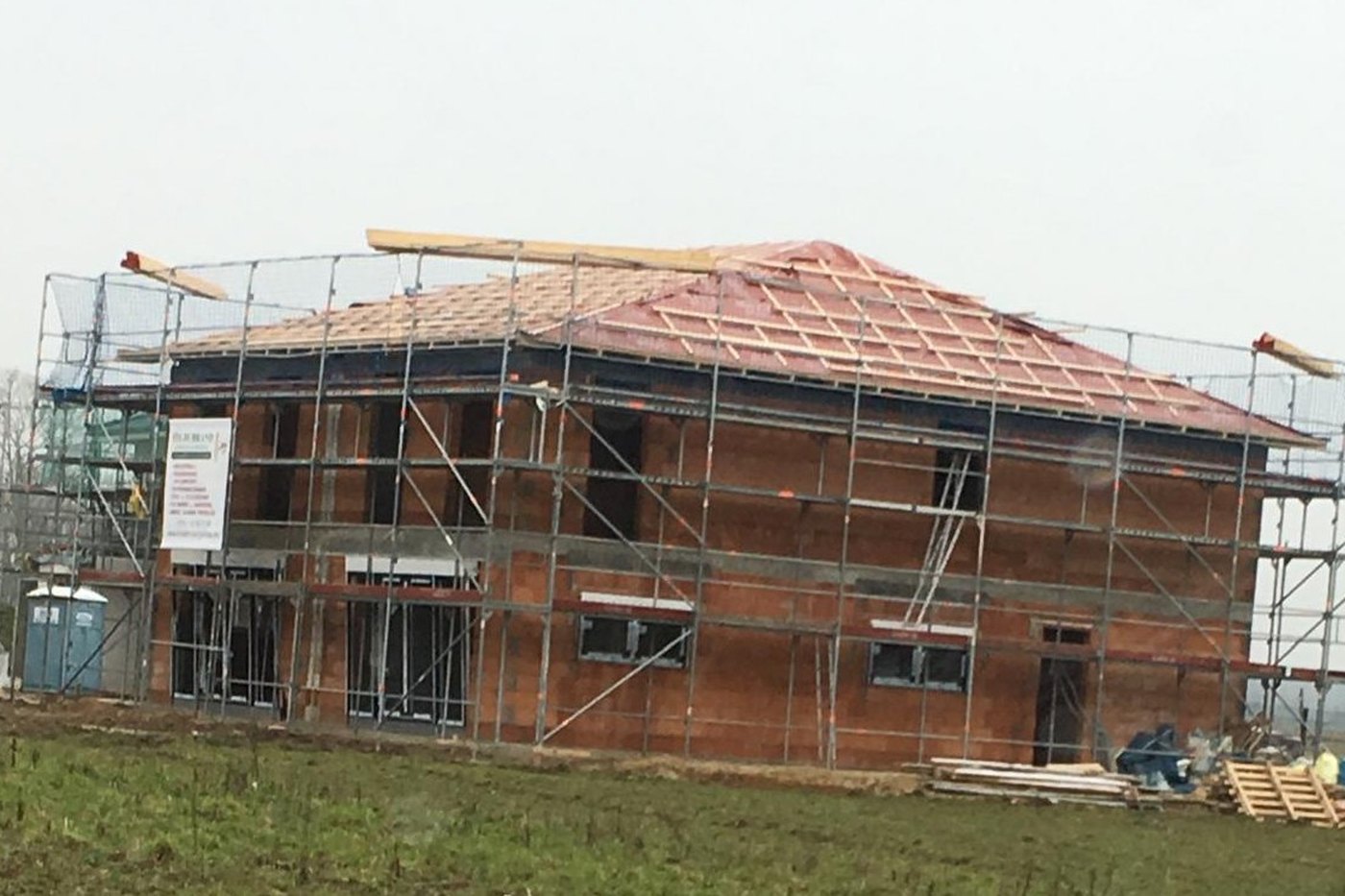 Doppelhaus im Rohbau mit Gerüst in Peine-Vöhrum