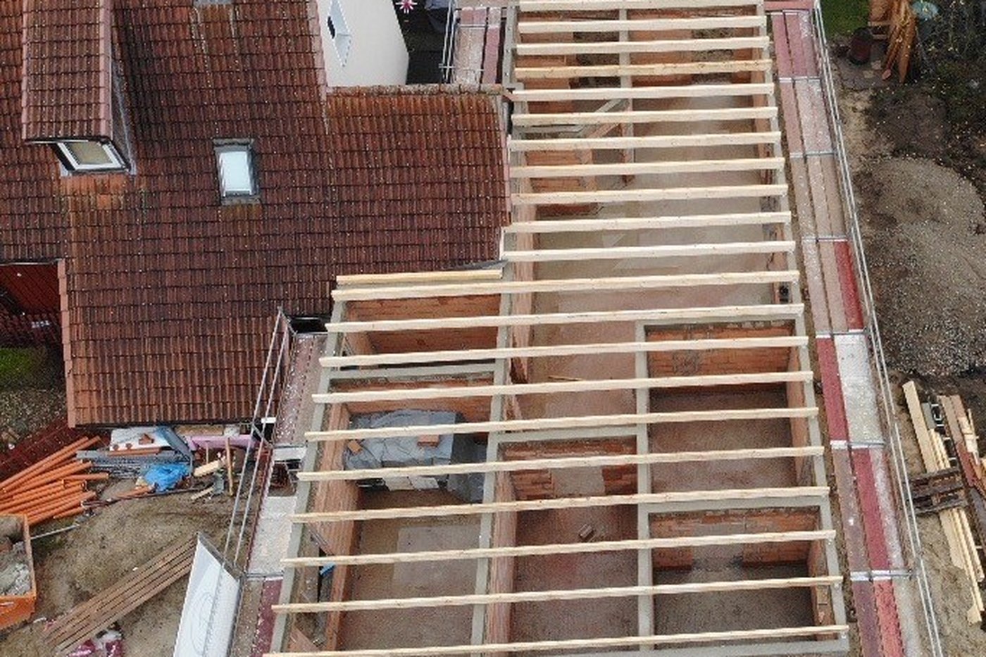 Dachstuhl eines Anbaus an ein Bestandsgebäude von oben